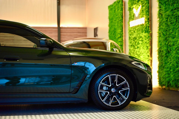 BMW i4 EDrive40 High Executive 84 kWh - M-Sport - Stuurverwarming - Harman Kardon - Adaptive Cruise Control - Schuifdak -