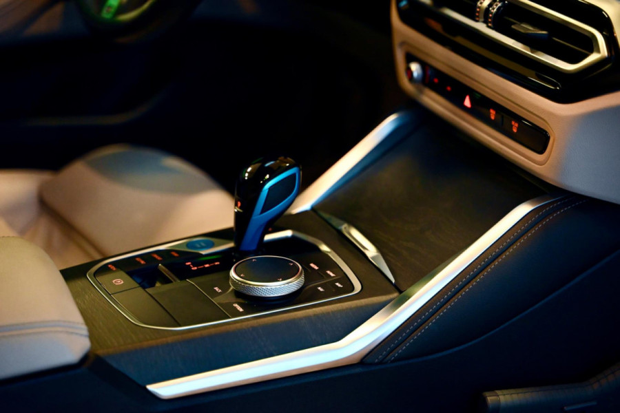 BMW i4 EDrive40 High Executive 84 kWh - M-Sport - Stuurverwarming - Harman Kardon - Adaptive Cruise Control - Schuifdak -