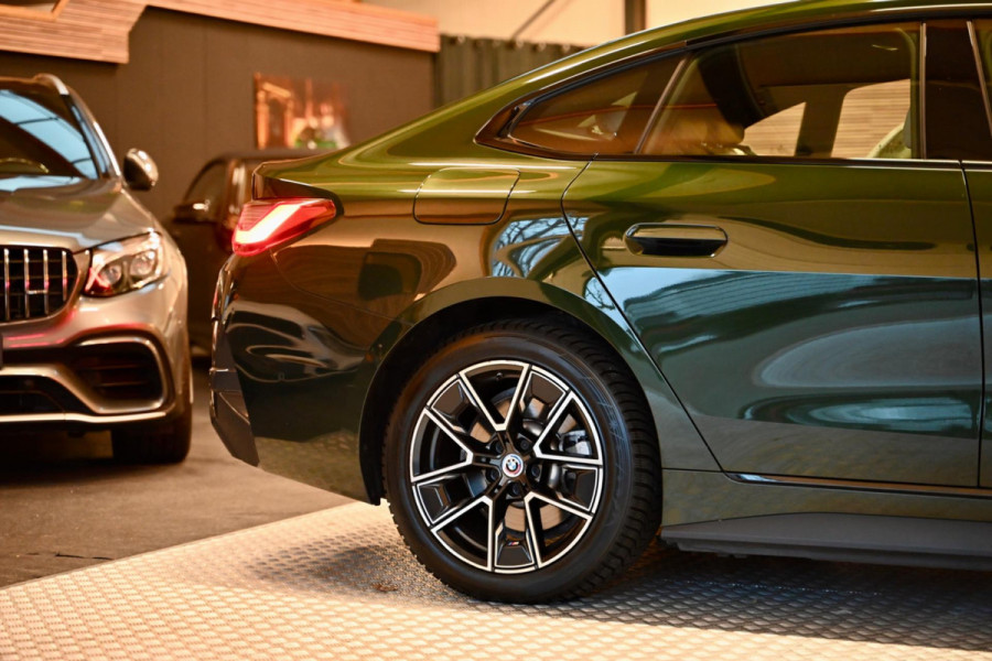 BMW i4 EDrive40 High Executive 84 kWh - M-Sport - Stuurverwarming - Harman Kardon - Adaptive Cruise Control - Schuifdak -