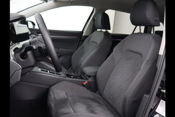 Volkswagen Golf 1.5 eTSI Style | Stoelverwarming | Trekhaak | Camera | Stuurverwarming | Memory | Sfeerverlichting | Carplay | Navigatie | Adaptive cruise | Parkeerhulp | Climate control