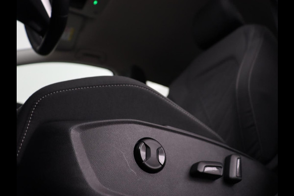 Volkswagen Golf 1.5 eTSI Style | Stoelverwarming | Trekhaak | Camera | Stuurverwarming | Memory | Sfeerverlichting | Carplay | Navigatie | Adaptive cruise | Parkeerhulp | Climate control