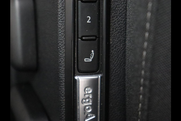 Volkswagen Golf 1.5 eTSI Style | Stoelverwarming | Trekhaak | Camera | Stuurverwarming | Memory | Sfeerverlichting | Carplay | Navigatie | Adaptive cruise | Parkeerhulp | Climate control