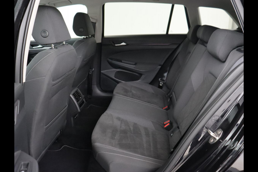 Volkswagen Golf 1.5 eTSI Style | Stoelverwarming | Trekhaak | Camera | Stuurverwarming | Memory | Sfeerverlichting | Carplay | Navigatie | Adaptive cruise | Parkeerhulp | Climate control