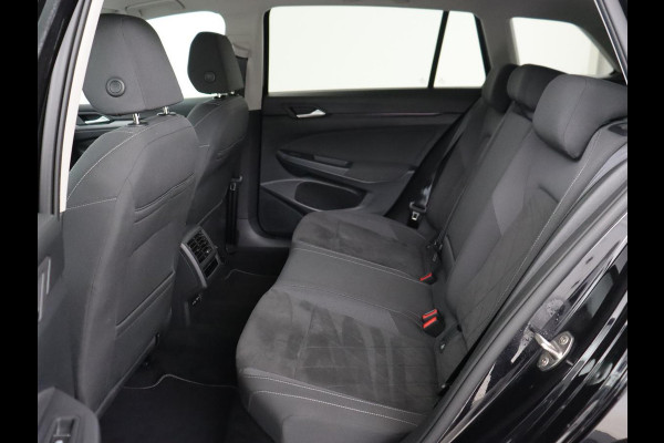 Volkswagen Golf 1.5 eTSI Style | Stoelverwarming | Trekhaak | Camera | Stuurverwarming | Memory | Sfeerverlichting | Carplay | Navigatie | Adaptive cruise | Parkeerhulp | Climate control