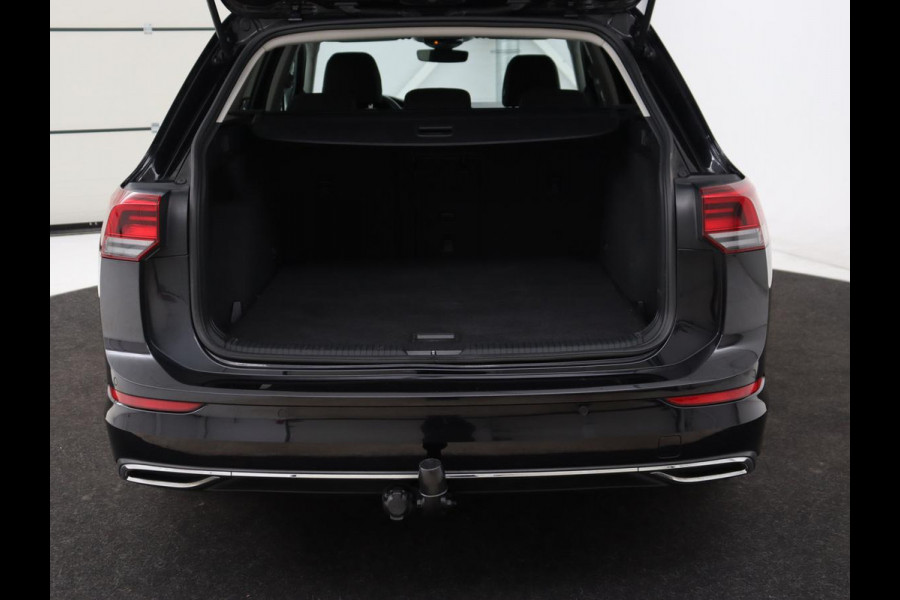 Volkswagen Golf 1.5 eTSI Style | Stoelverwarming | Trekhaak | Camera | Stuurverwarming | Memory | Sfeerverlichting | Carplay | Navigatie | Adaptive cruise | Parkeerhulp | Climate control