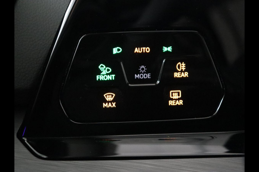 Volkswagen Golf 1.5 eTSI Style | Stoelverwarming | Trekhaak | Camera | Stuurverwarming | Memory | Sfeerverlichting | Carplay | Navigatie | Adaptive cruise | Parkeerhulp | Climate control