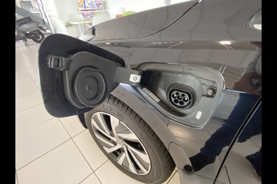 Volkswagen Golf 1.4 eHybrid Style Panorama dak /  / Apple Carplay android / 18 inch velgen