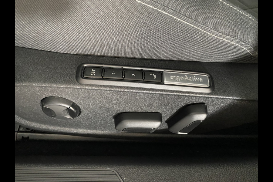 Volkswagen Golf 1.4 eHybrid Style Panorama dak /  / Apple Carplay android / 18 inch velgen