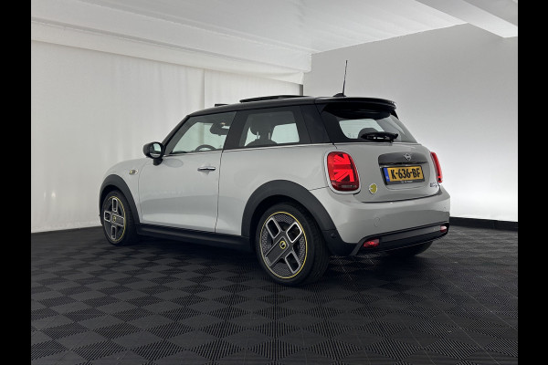 MINI Mini Electric Yours 33 kWh [ 3-Fase ] {SOH-100%} (INCL.BTW) Aut.* HEATPUMP | PANO | LEATHER | DIGI-COCKPIT | HEAD-UP | FULL-LED | NAVI-FULLMAP | HEATED-SPORTSEATS | DAB | CRUISE | HARMAN/KARDON | CAMERA | KEYLESS | AMBIENTLIGHT | 17"ALU*