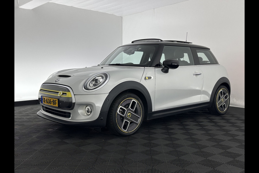 MINI Mini Electric Yours 33 kWh [ 3-Fase ] {SOH-100%} (INCL.BTW) Aut.* HEATPUMP | PANO | LEATHER | DIGI-COCKPIT | HEAD-UP | FULL-LED | NAVI-FULLMAP | HEATED-SPORTSEATS | DAB | CRUISE | HARMAN/KARDON | CAMERA | KEYLESS | AMBIENTLIGHT | 17"ALU*