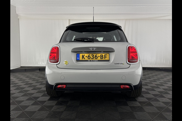 MINI Mini Electric Yours 33 kWh [ 3-Fase ] {SOH-100%} (INCL.BTW) Aut.* HEATPUMP | PANO | LEATHER | DIGI-COCKPIT | HEAD-UP | FULL-LED | NAVI-FULLMAP | HEATED-SPORTSEATS | DAB | CRUISE | HARMAN/KARDON | CAMERA | KEYLESS | AMBIENTLIGHT | 17"ALU*