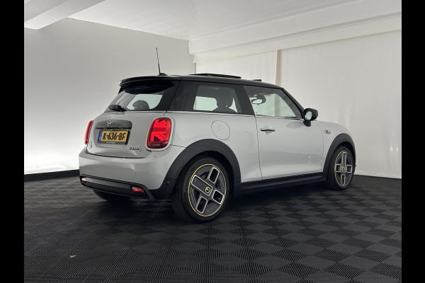 MINI Mini Electric Yours 33 kWh [ 3-Fase ] {SOH-100%} (INCL.BTW) Aut.* HEATPUMP | PANO | LEATHER | DIGI-COCKPIT | HEAD-UP | FULL-LED | NAVI-FULLMAP | HEATED-SPORTSEATS | DAB | CRUISE | HARMAN/KARDON | CAMERA | KEYLESS | AMBIENTLIGHT | 17"ALU*