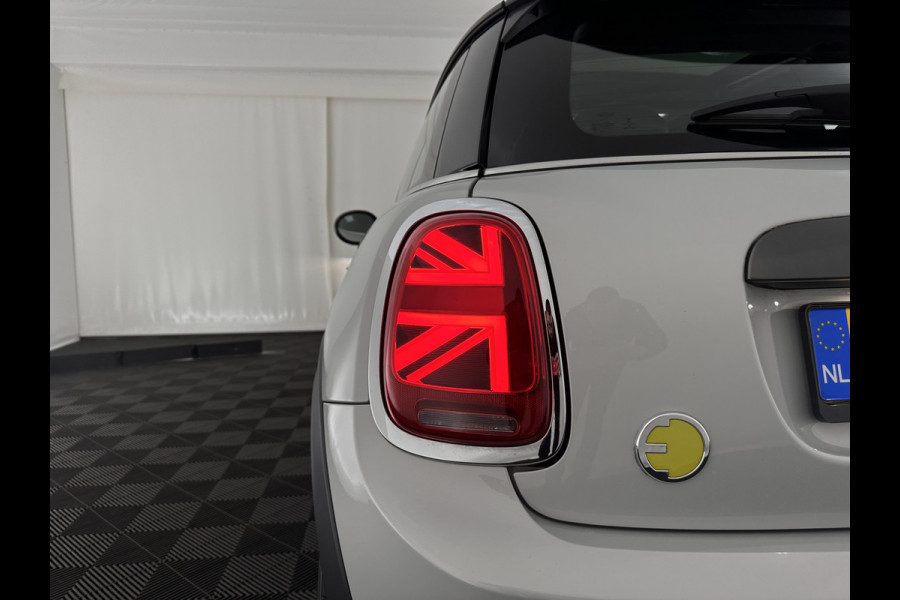 MINI Mini Electric Yours 33 kWh [ 3-Fase ] {SOH-100%} (INCL.BTW) Aut.* HEATPUMP | PANO | LEATHER | DIGI-COCKPIT | HEAD-UP | FULL-LED | NAVI-FULLMAP | HEATED-SPORTSEATS | DAB | CRUISE | HARMAN/KARDON | CAMERA | KEYLESS | AMBIENTLIGHT | 17"ALU*
