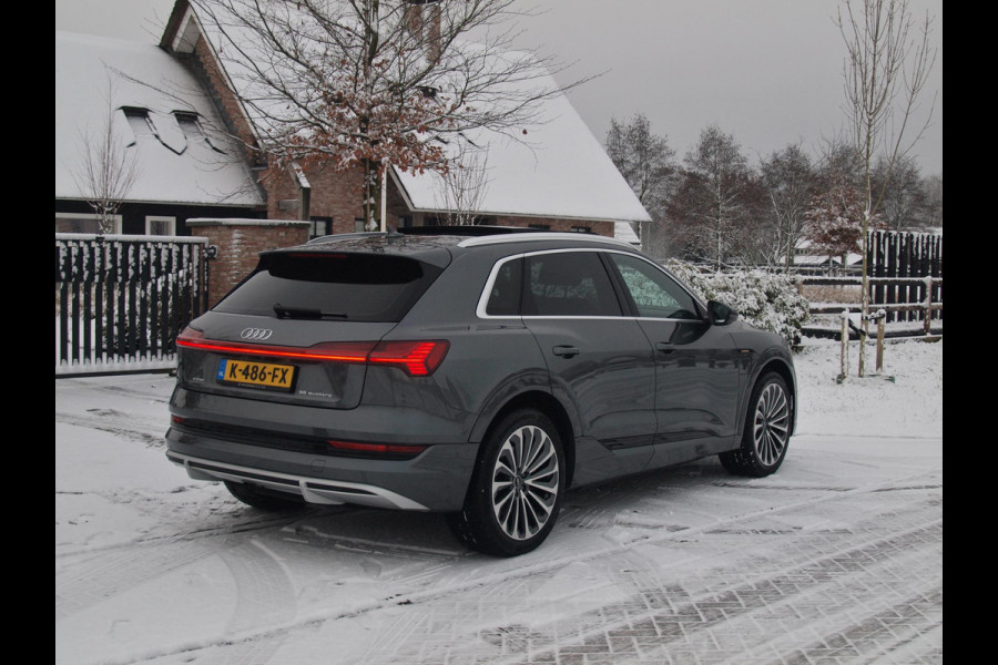 Audi e-tron 55 quattro S edition 95 kWh | SOH 93% | S-Line | Panoramadak | Bang & Olufsen | Camera | Trekhaak | Apple Carplay |