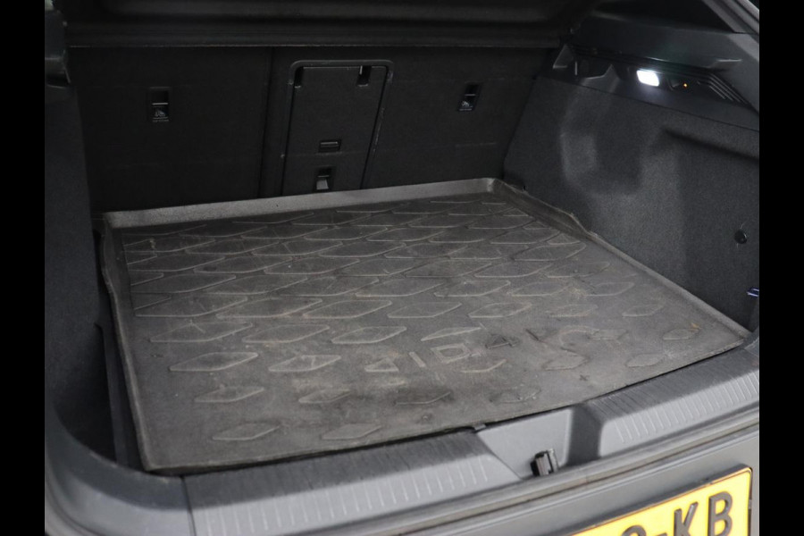 Volkswagen ID.4 Max 77 kWh | Panoramadak | Stoelverwarming | Head-Up | Warmtepomp | 360 Camera | Trekhaak | Sfeerverlichting | Half leder | Matrix LED | Carplay | Adaptive cruise | Memory | Keyless | Massage