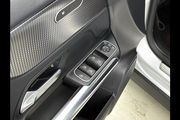 Mercedes-Benz GLA 250 e Business Solution Luxury Limited Lichtmetalen velgen | Navigatie | Parking support met camera achter | Inclusief 24 maanden MB Certified garantie voor Europa.