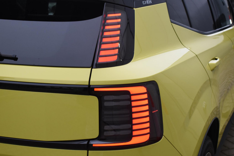 Volvo EX30 272PK Single Motor Extended Range Ultra 69 kWh / 360 Camera / Panoramadak / Voorstoelen en stuurwiel verwarmd / Adaptive cruise / Harman Kardon / Elektrisch verstelbare stoelen / Privacy glass / Elektrische achterklep / Wool Blend bekleding