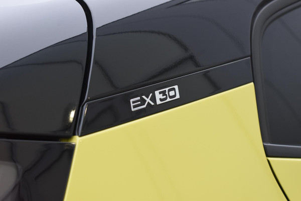 Volvo EX30 272PK Single Motor Extended Range Ultra 69 kWh / 360 Camera / Panoramadak / Voorstoelen en stuurwiel verwarmd / Adaptive cruise / Harman Kardon / Elektrisch verstelbare stoelen / Privacy glass / Elektrische achterklep / Wool Blend bekleding