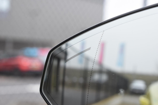 Volvo EX30 272PK Single Motor Extended Range Ultra 69 kWh / 360 Camera / Panoramadak / Voorstoelen en stuurwiel verwarmd / Adaptive cruise / Harman Kardon / Elektrisch verstelbare stoelen / Privacy glass / Elektrische achterklep / Wool Blend bekleding