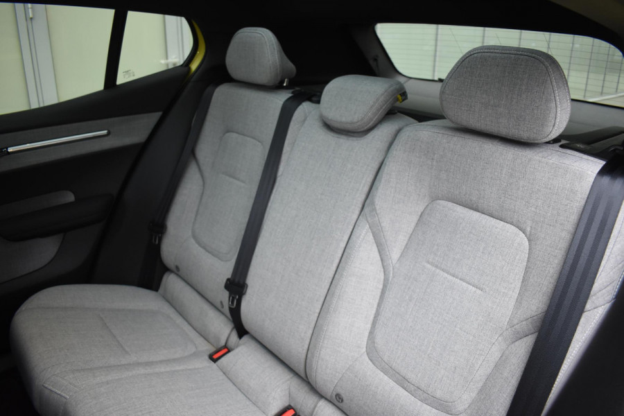 Volvo EX30 272PK Single Motor Extended Range Ultra 69 kWh / 360 Camera / Panoramadak / Voorstoelen en stuurwiel verwarmd / Adaptive cruise / Harman Kardon / Elektrisch verstelbare stoelen / Privacy glass / Elektrische achterklep / Wool Blend bekleding