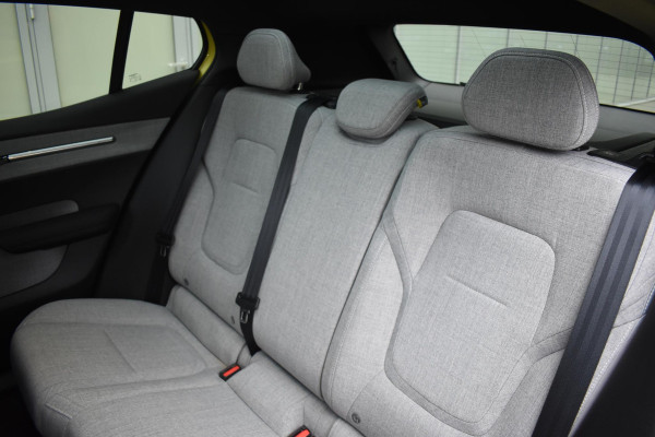 Volvo EX30 272PK Single Motor Extended Range Ultra 69 kWh / 360 Camera / Panoramadak / Voorstoelen en stuurwiel verwarmd / Adaptive cruise / Harman Kardon / Elektrisch verstelbare stoelen / Privacy glass / Elektrische achterklep / Wool Blend bekleding