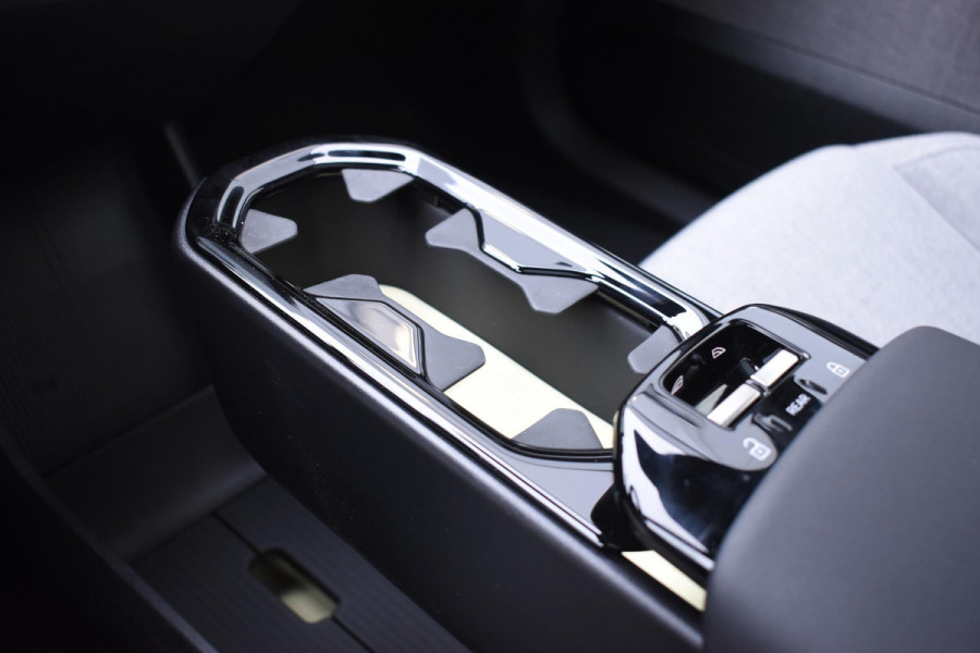 Volvo EX30 272PK Single Motor Extended Range Ultra 69 kWh / 360 Camera / Panoramadak / Voorstoelen en stuurwiel verwarmd / Adaptive cruise / Harman Kardon / Elektrisch verstelbare stoelen / Privacy glass / Elektrische achterklep / Wool Blend bekleding