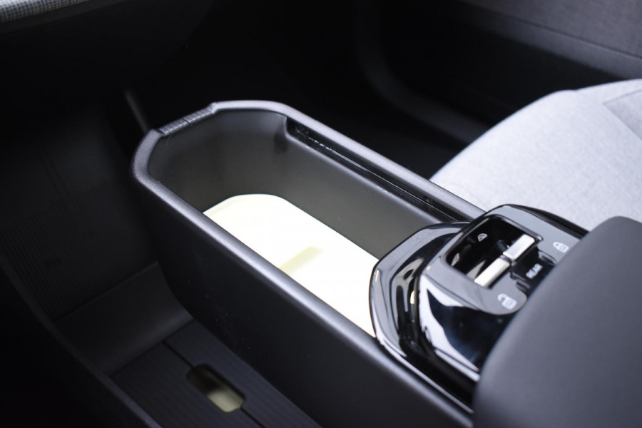 Volvo EX30 272PK Single Motor Extended Range Ultra 69 kWh / 360 Camera / Panoramadak / Voorstoelen en stuurwiel verwarmd / Adaptive cruise / Harman Kardon / Elektrisch verstelbare stoelen / Privacy glass / Elektrische achterklep / Wool Blend bekleding