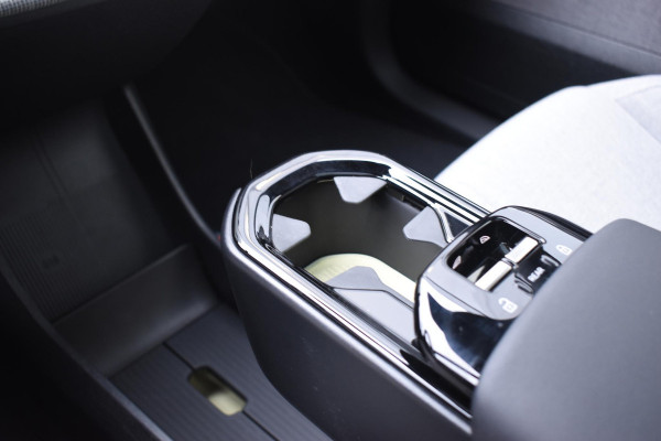 Volvo EX30 272PK Single Motor Extended Range Ultra 69 kWh / 360 Camera / Panoramadak / Voorstoelen en stuurwiel verwarmd / Adaptive cruise / Harman Kardon / Elektrisch verstelbare stoelen / Privacy glass / Elektrische achterklep / Wool Blend bekleding