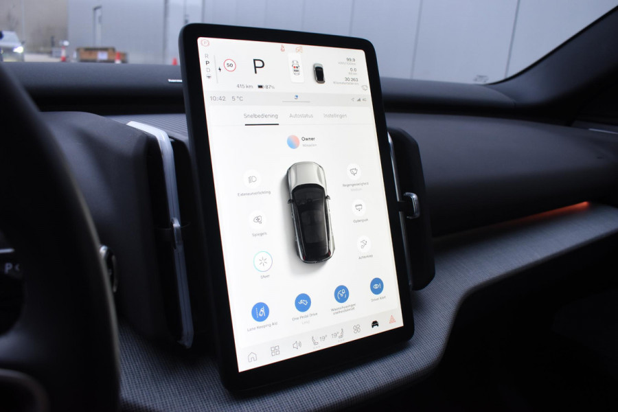 Volvo EX30 272PK Single Motor Extended Range Ultra 69 kWh / 360 Camera / Panoramadak / Voorstoelen en stuurwiel verwarmd / Adaptive cruise / Harman Kardon / Elektrisch verstelbare stoelen / Privacy glass / Elektrische achterklep / Wool Blend bekleding