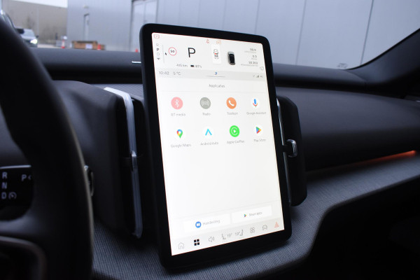 Volvo EX30 272PK Single Motor Extended Range Ultra 69 kWh / 360 Camera / Panoramadak / Voorstoelen en stuurwiel verwarmd / Adaptive cruise / Harman Kardon / Elektrisch verstelbare stoelen / Privacy glass / Elektrische achterklep / Wool Blend bekleding