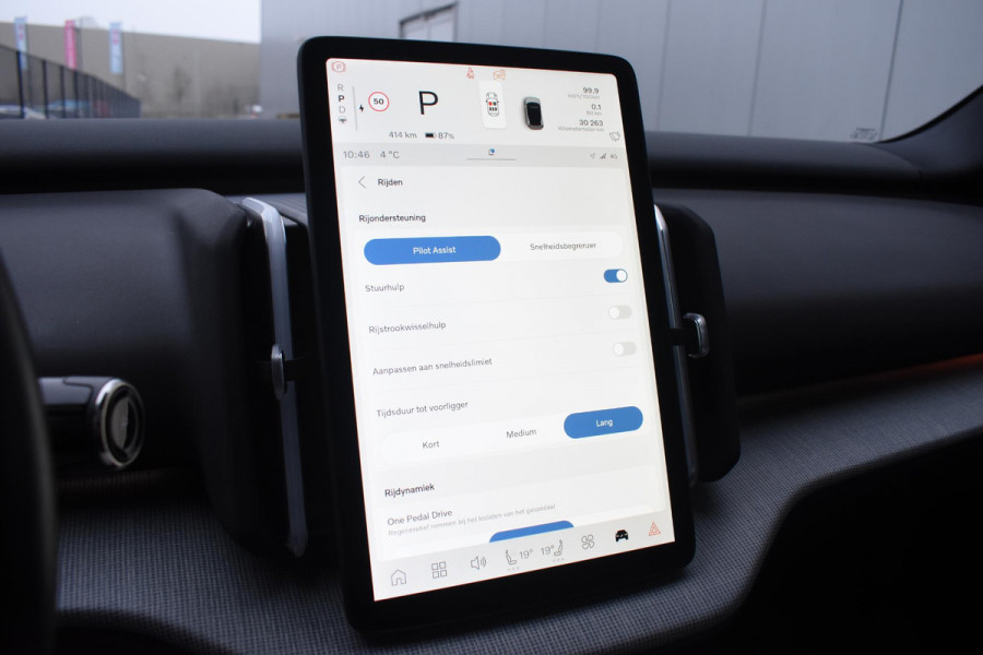Volvo EX30 272PK Single Motor Extended Range Ultra 69 kWh / 360 Camera / Panoramadak / Voorstoelen en stuurwiel verwarmd / Adaptive cruise / Harman Kardon / Elektrisch verstelbare stoelen / Privacy glass / Elektrische achterklep / Wool Blend bekleding