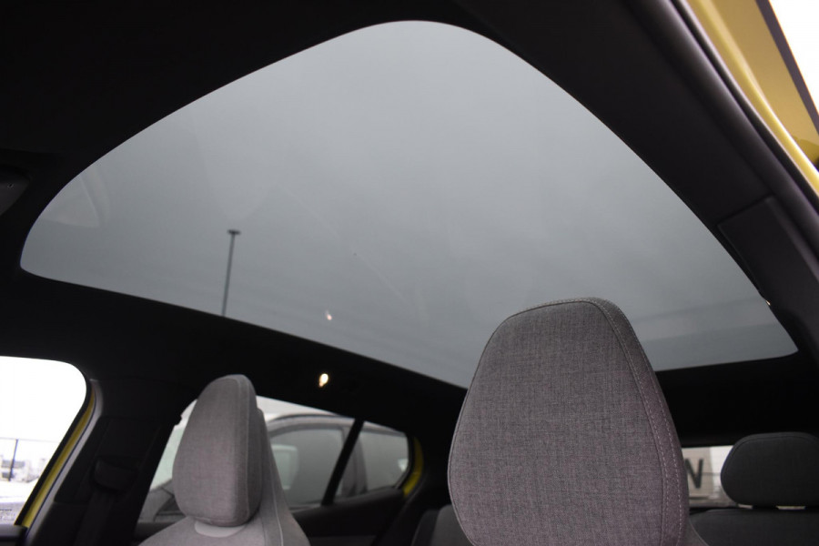 Volvo EX30 272PK Single Motor Extended Range Ultra 69 kWh / 360 Camera / Panoramadak / Voorstoelen en stuurwiel verwarmd / Adaptive cruise / Harman Kardon / Elektrisch verstelbare stoelen / Privacy glass / Elektrische achterklep / Wool Blend bekleding