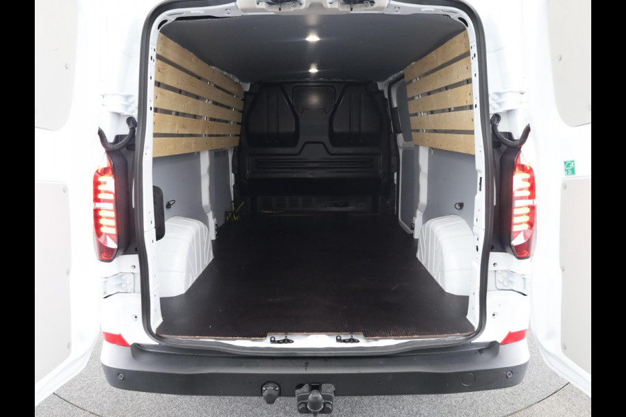 Volkswagen Transporter 2.0 TDI L2H1 30 Life | 110 PK Hand | Styling pakket | Camera | App Connect | Trekhaak |