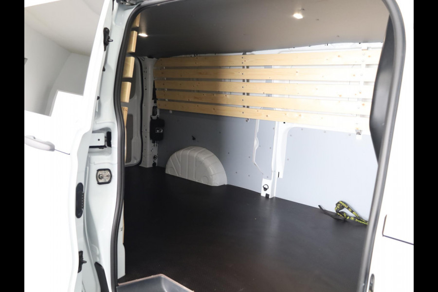 Volkswagen Transporter 2.0 TDI L2H1 30 Life | 110 PK Hand | Styling pakket | Camera | App Connect | Trekhaak |