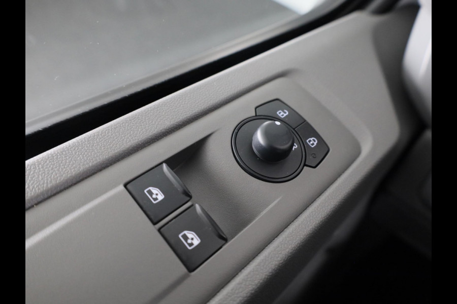 Volkswagen Transporter 2.0 TDI L2H1 30 Life | 110 PK Hand | Styling pakket | Camera | App Connect | Trekhaak |