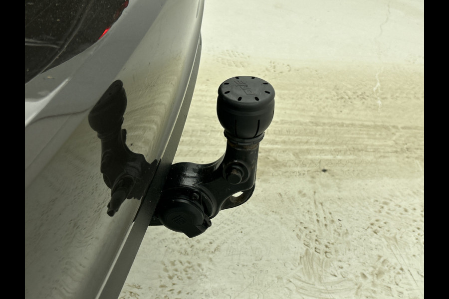 Opel Insignia Sports Tourer 1.5 CDTI 123PK Business Elegance / Leder / Trekhaak / Camera / Stoel-Stuurverwarming / Xenon / Airco-ecc. / Apk 01-2027