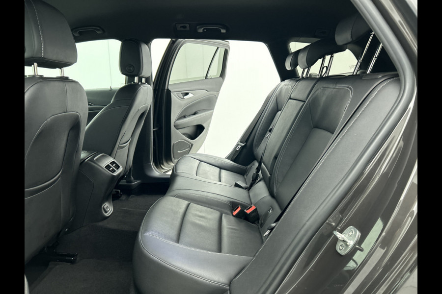 Opel Insignia Sports Tourer 1.5 CDTI 123PK Business Elegance / Leder / Trekhaak / Camera / Stoel-Stuurverwarming / Xenon / Airco-ecc. / Apk 01-2027