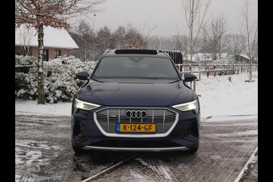 Audi e-tron 55 quattro S edition 95 kWh | SOH 95% | S-Line | Panoramadak | Trekhaak | Apple Carplay | Cruise Control | Parkeersensoren |