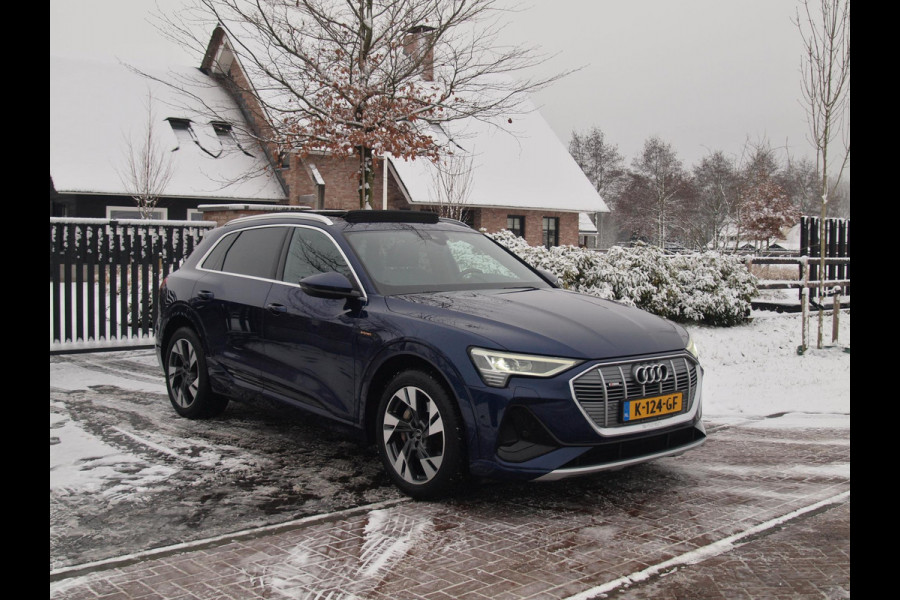 Audi e-tron 55 quattro S edition 95 kWh | SOH 95% | S-Line | Panoramadak | Trekhaak | Apple Carplay | Cruise Control | Parkeersensoren |
