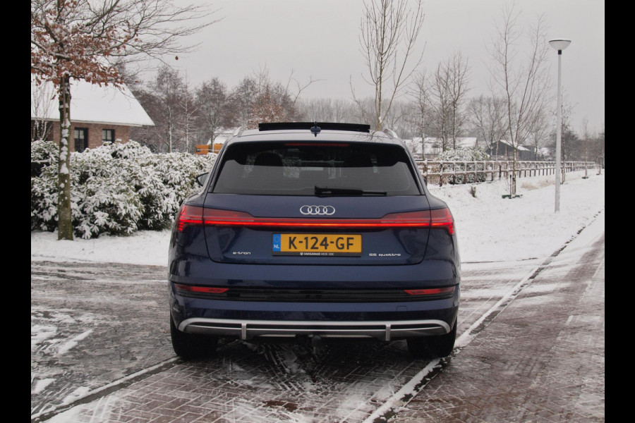 Audi e-tron 55 quattro S edition 95 kWh | SOH 95% | S-Line | Panoramadak | Trekhaak | Apple Carplay | Cruise Control | Parkeersensoren |
