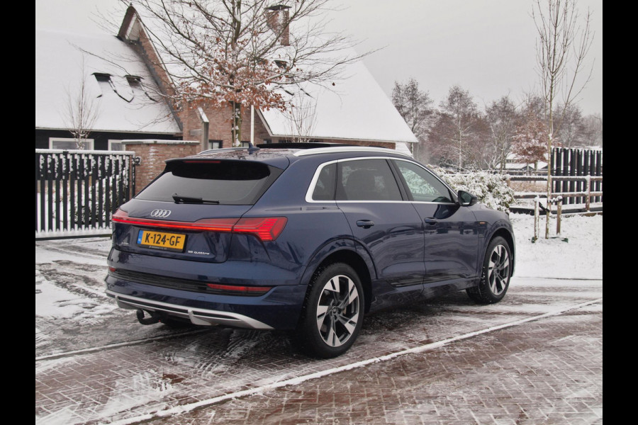 Audi e-tron 55 quattro S edition 95 kWh | SOH 95% | S-Line | Panoramadak | Trekhaak | Apple Carplay | Cruise Control | Parkeersensoren |