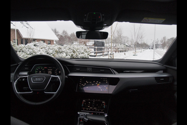 Audi e-tron 55 quattro S edition 95 kWh | SOH 95% | S-Line | Panoramadak | Trekhaak | Apple Carplay | Cruise Control | Parkeersensoren |
