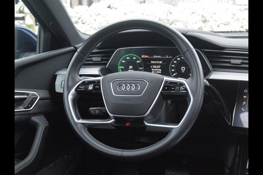 Audi e-tron 55 quattro S edition 95 kWh | SOH 95% | S-Line | Panoramadak | Trekhaak | Apple Carplay | Cruise Control | Parkeersensoren |