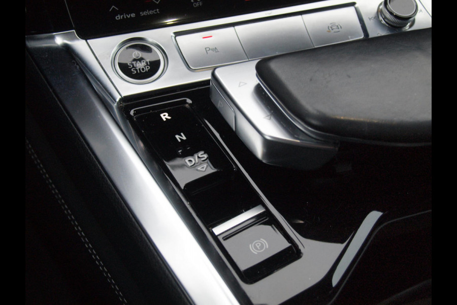 Audi e-tron 55 quattro S edition 95 kWh | SOH 95% | S-Line | Panoramadak | Trekhaak | Apple Carplay | Cruise Control | Parkeersensoren |