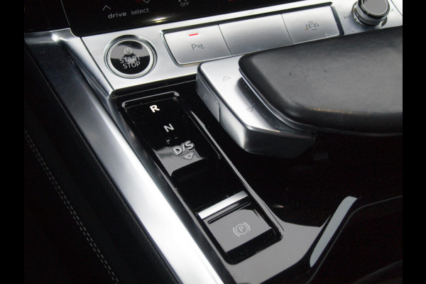 Audi e-tron 55 quattro S edition 95 kWh | SOH 95% | S-Line | Panoramadak | Trekhaak | Apple Carplay | Cruise Control | Parkeersensoren |