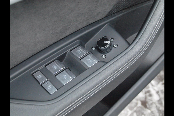 Audi e-tron 55 quattro S edition 95 kWh | SOH 95% | S-Line | Panoramadak | Trekhaak | Apple Carplay | Cruise Control | Parkeersensoren |