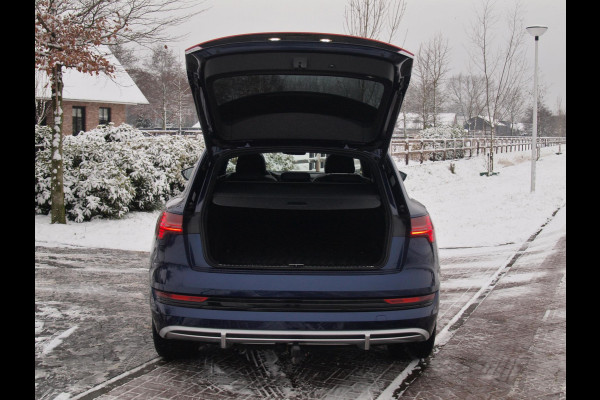 Audi e-tron 55 quattro S edition 95 kWh | SOH 95% | S-Line | Panoramadak | Trekhaak | Apple Carplay | Cruise Control | Parkeersensoren |