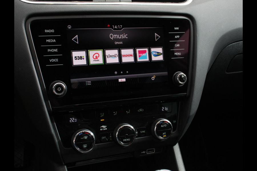 Škoda Octavia Combi 1.0 TSI 115pk Sport Business | Navigatie | Climate Control | Trekhaak | Extra Getint Glas | Lichtmetalen Velgen | Parkeer sensoren