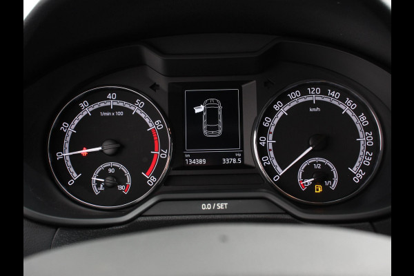 Škoda Octavia Combi 1.0 TSI 115pk Sport Business | Navigatie | Climate Control | Trekhaak | Extra Getint Glas | Lichtmetalen Velgen | Parkeer sensoren