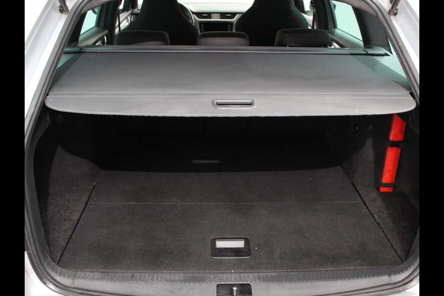 Škoda Octavia Combi 1.0 TSI 115pk Sport Business | Navigatie | Climate Control | Trekhaak | Extra Getint Glas | Lichtmetalen Velgen | Parkeer sensoren